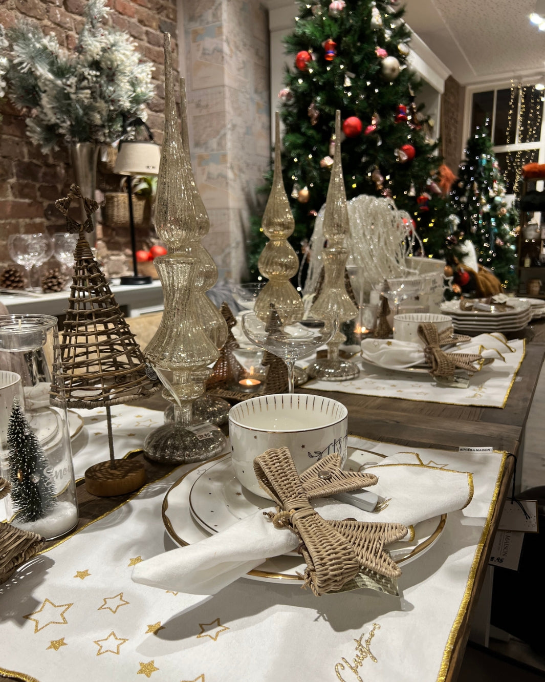 Weihnachtliche Dekoration mit Riviera Maison im alten Laden