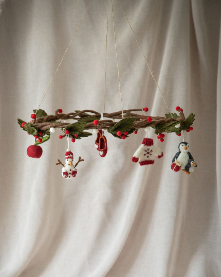 Weihnachtlicher Filzkranz "Holly" hängend von Gry & Sif
