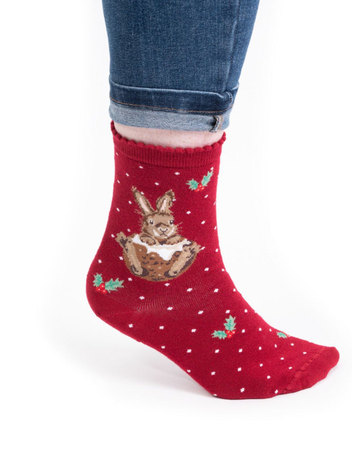 Weihnachtliche Socken mit Hasen drauf in der Farbe rot von Wrendale Designs