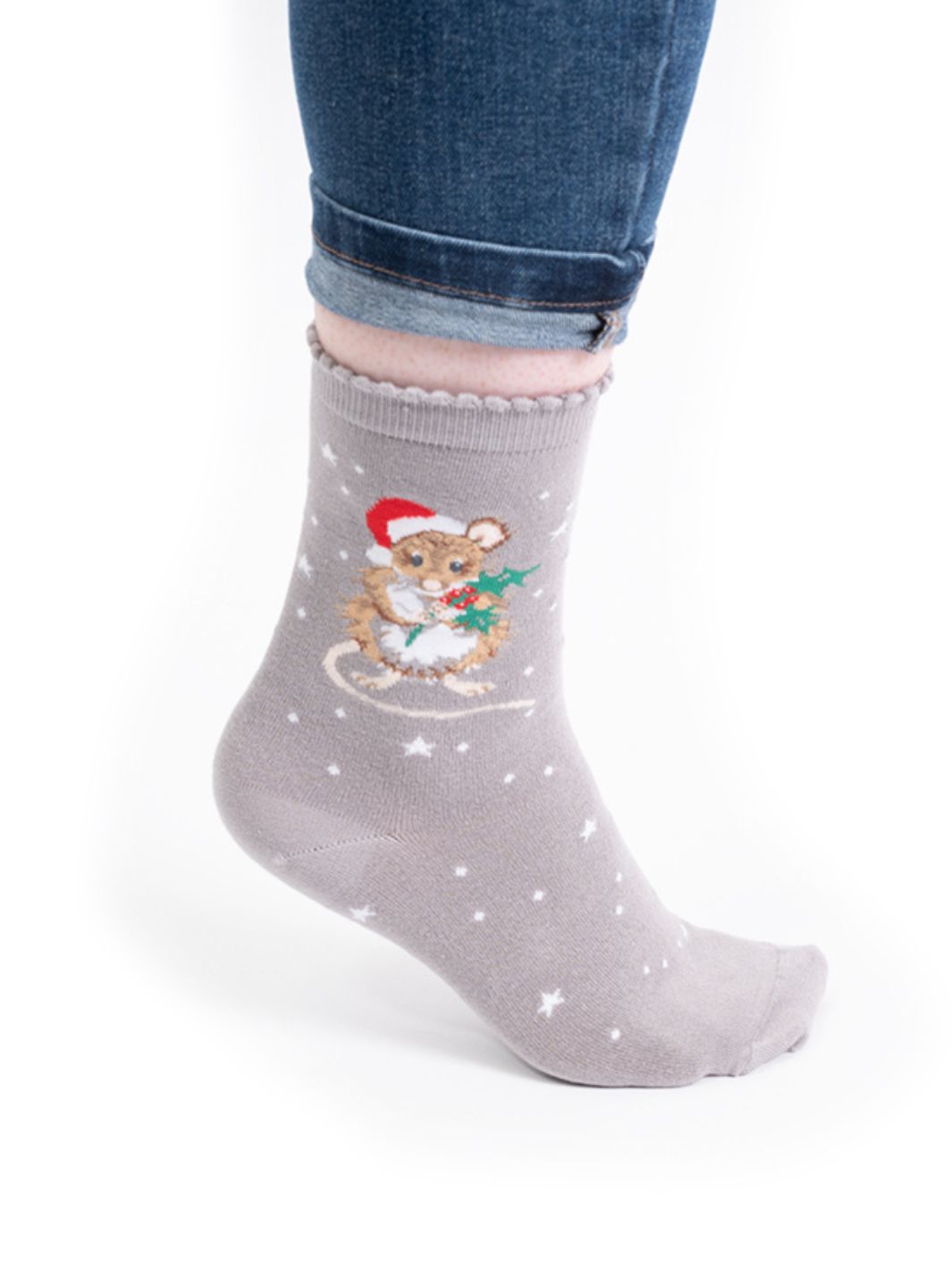 Weihnachtliche graue Socken mit Maus als Motiv drauf von Wrendale Designs