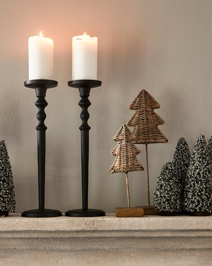 Dekorierte Szene mit dem Rustic Rattan Weihnachtsbaum „Christmas Tree“ von Rivièra Maison auf einem Kaminsims mit Kerzen.