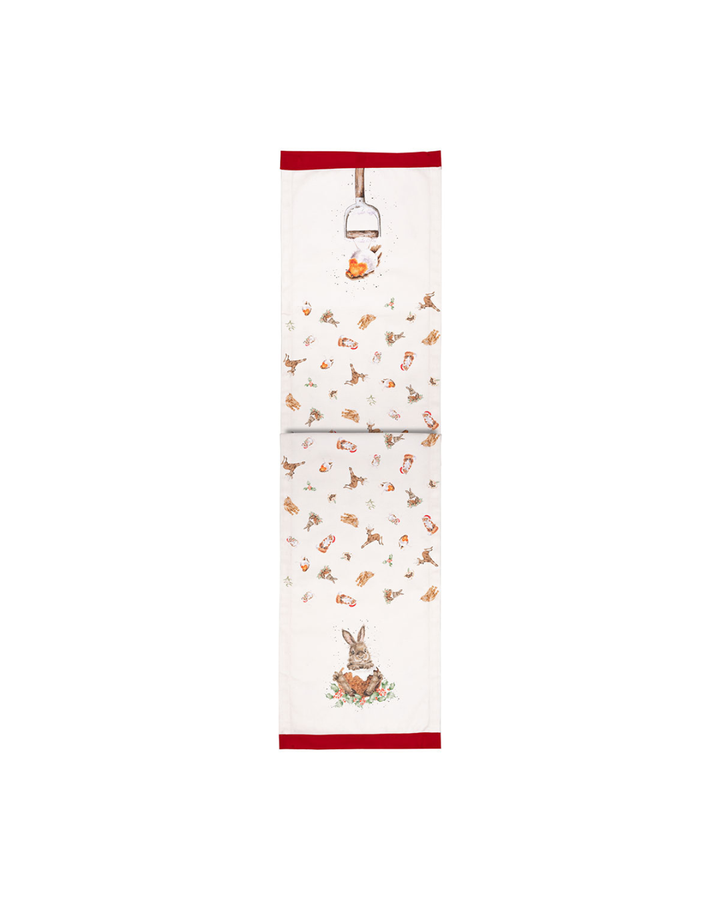 Weihnachtlicher Tischläufer „Winter Wonderland“ von Wrendale Designs mit Hase und Rotkehlchen vor weißem Hintergrund.