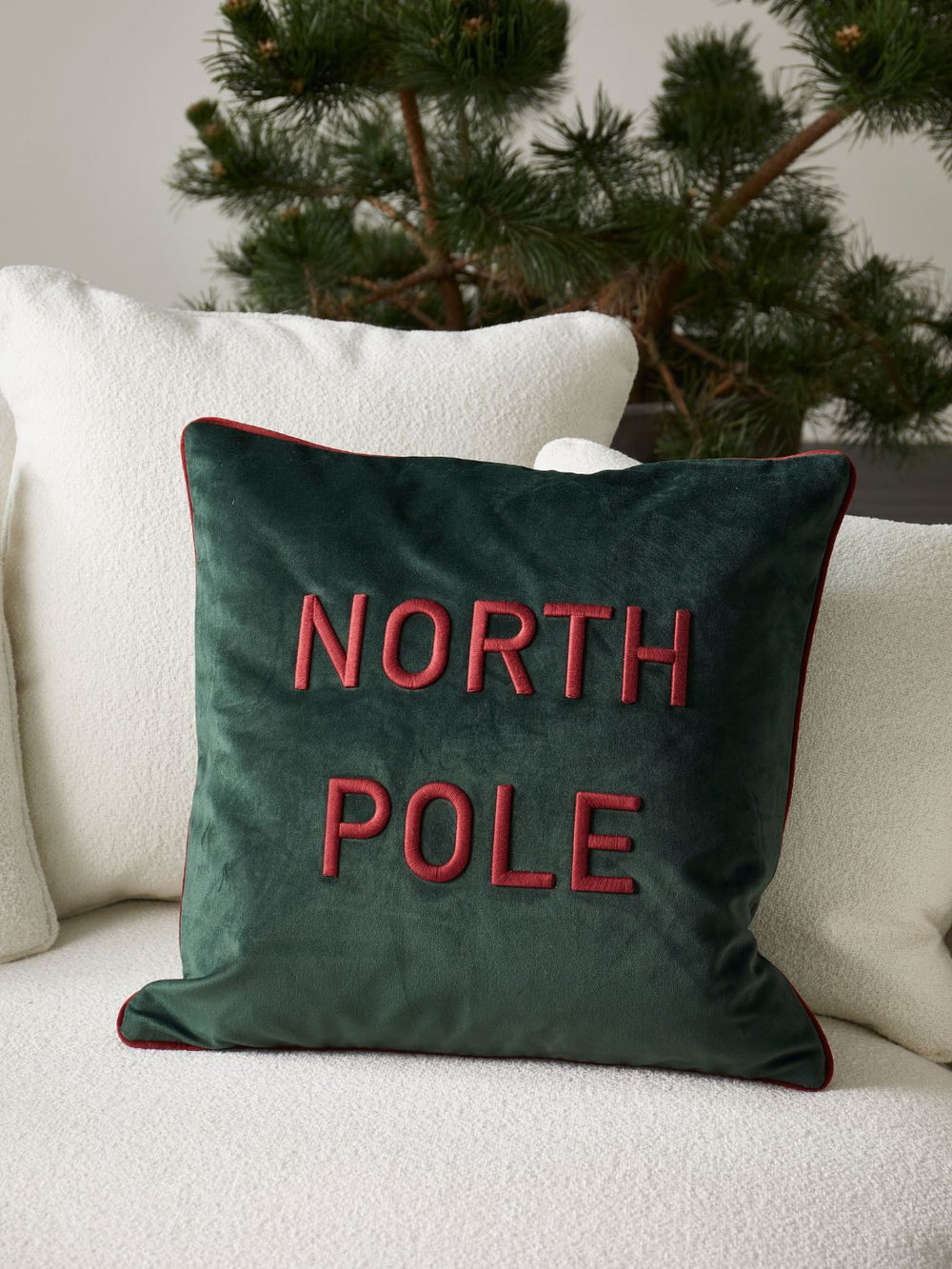 Weihnachtliches Kissen mit North Pole Aufschrift von Rivièra Maison.