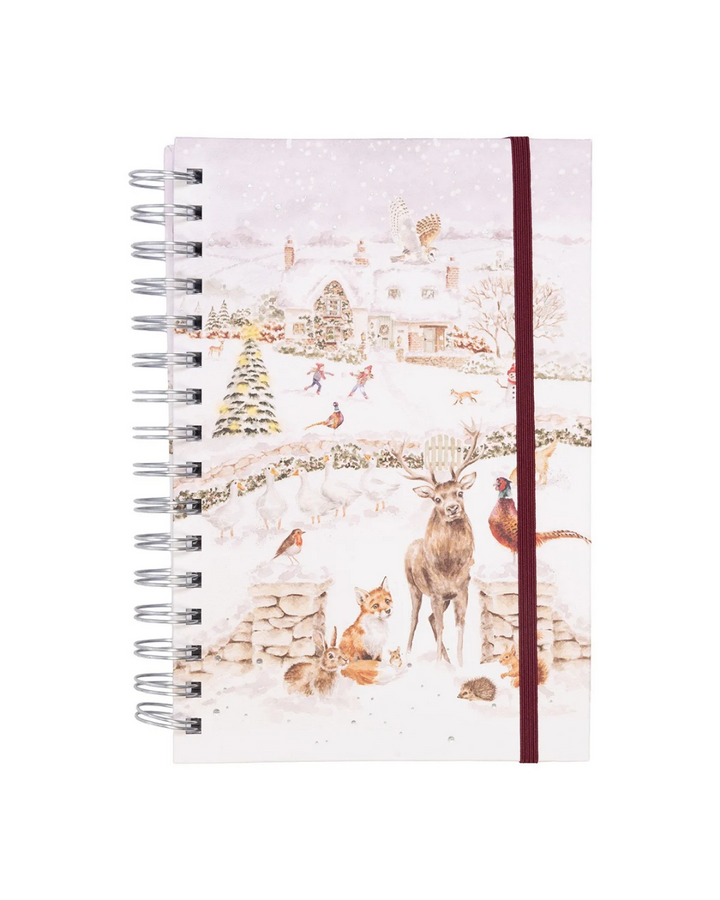 Weihnachtliches Notizbuch "Snow Place like Home" in Din A5 von Wrendale Designs mit verschiedensten Wildtieren, geschmückten Häusern und spielenden Kindern. Detailreiche Illustration von Hannah Dale.