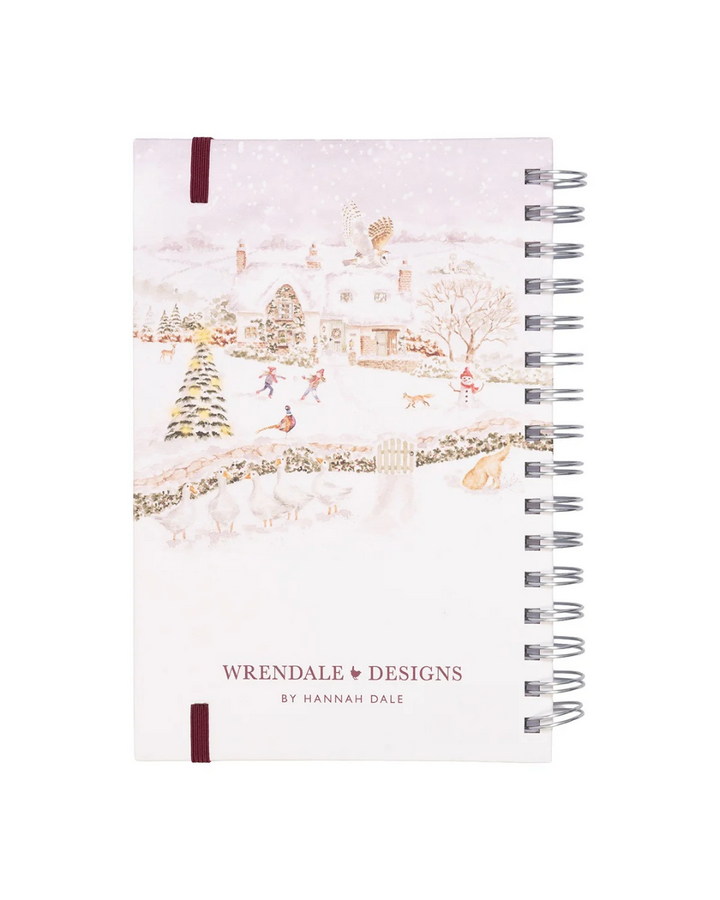Rückseite des weihnachtlichen Notizbuches "Snow Place like Home" in Din A5 von Wrendale Designs mit verschiedensten Wildtieren, geschmückten Häusern und spielenden Kindern. Detailreiche Illustration von Hannah Dale.