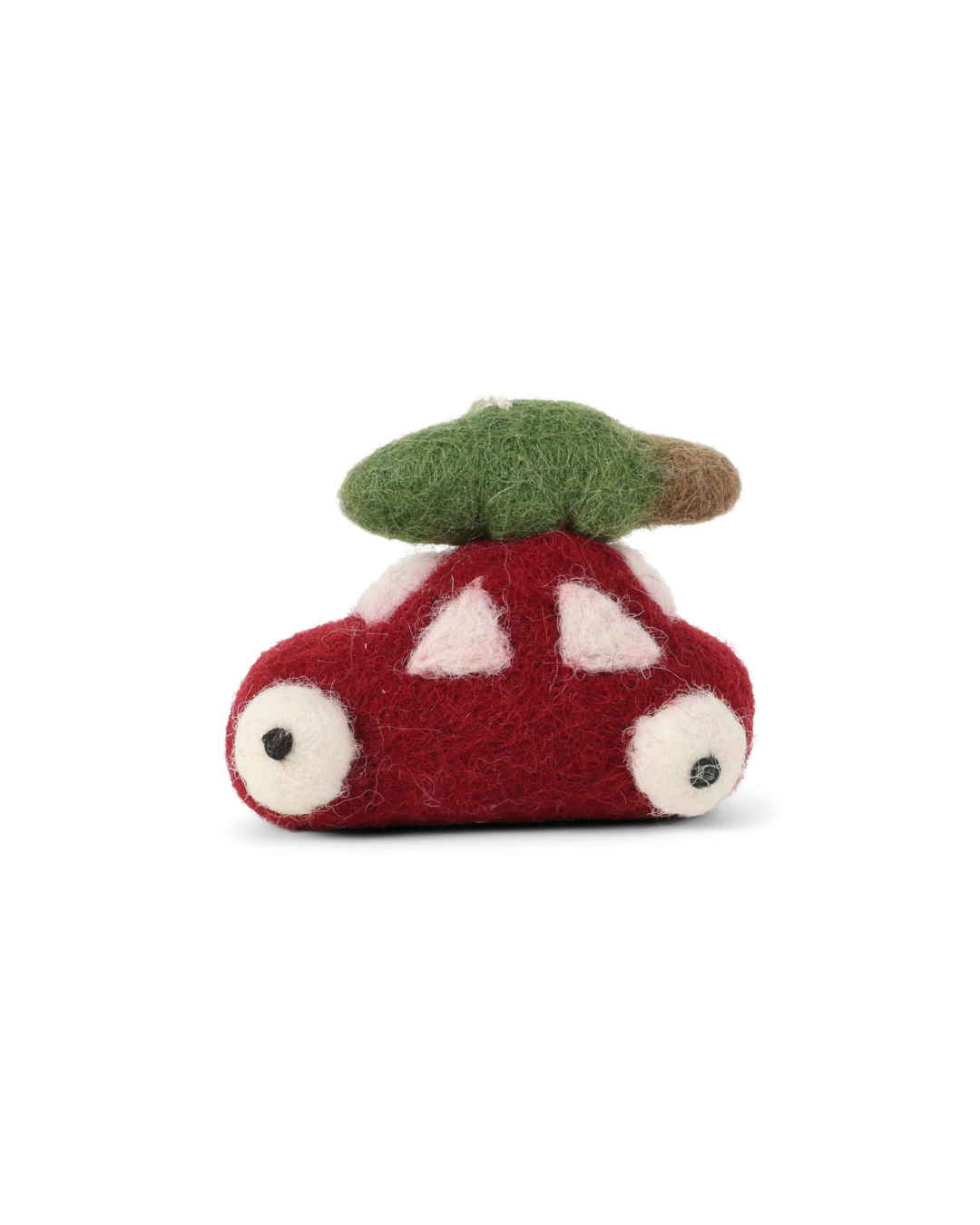 Handgefertigter Weihnachtsauto Filzanhänger von Gry & Sif vor weißem Hintergrund. Rotes Filzauto mit weißen Rädern und Fenstern, auf dessen Dach ein grüner Tannenbaum befestigt ist. Ideal als Christbaumschmuck oder weihnachtliche Dekoration.