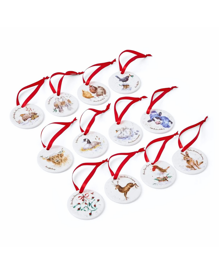 Weihnachtsanhänger von Wrendale Designs aus Porzellan von Royal Worcester mit den 12 Days of Christmas Motiven von Hannah Dale vor weißem Hintergrund.