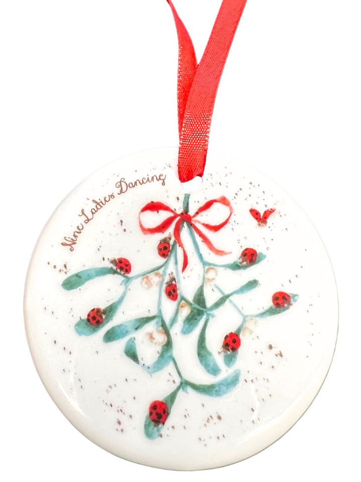 Weihnachtsanhänger "Nine Ladies Dancing" von Wrendale Designs. Neunter Tag mit Marienkäfern am Mistelzweig.