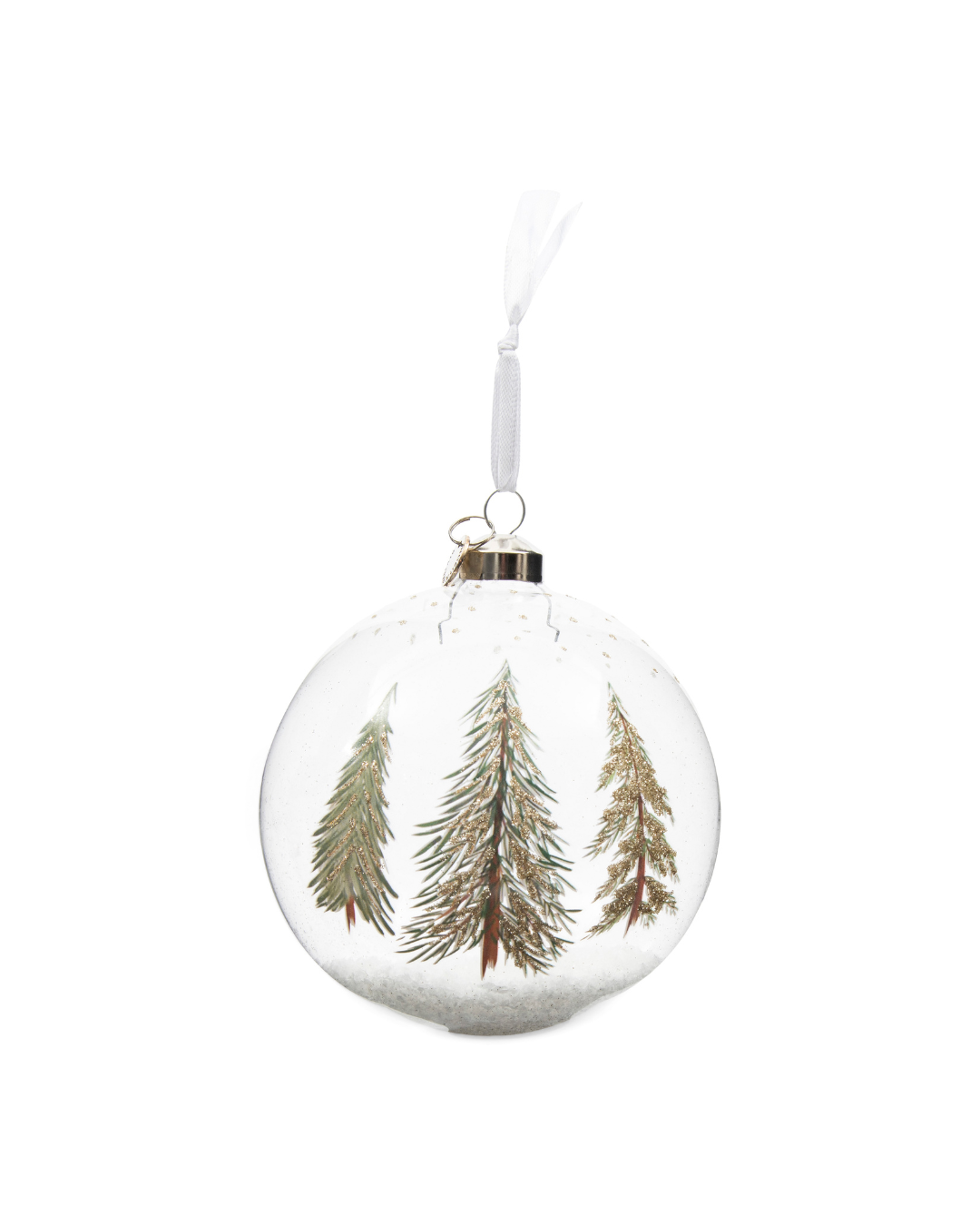 Glaskugel Christmas Forest Ornament von Rivièra Maison vor weißem Hintergrund mit drei detailreichen Tannen und Schnee im Inneren.