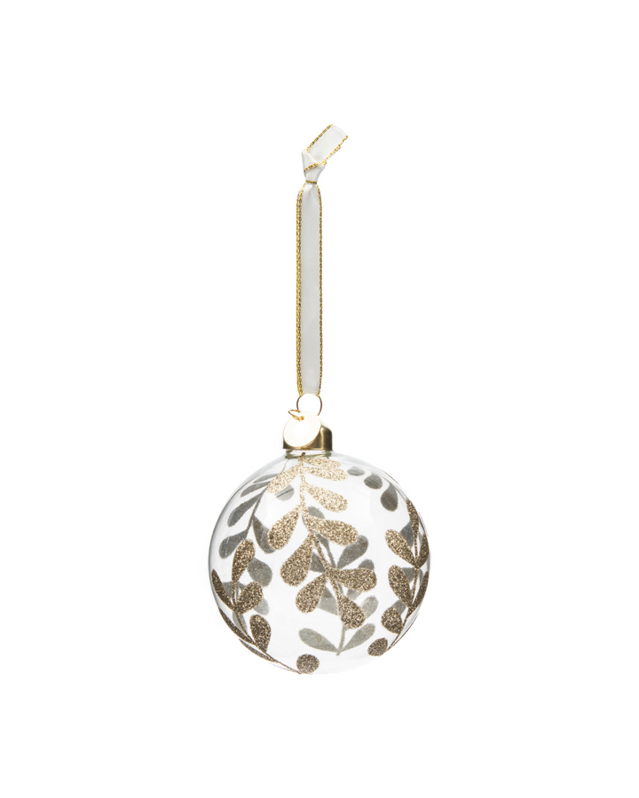 Weihnachtsbaumkugel „Magic Mistletoe“ aus Glas von Rivièra Maison mit goldenen Mistelzweigen und weißem Satinband vor weißem Hintergrund.