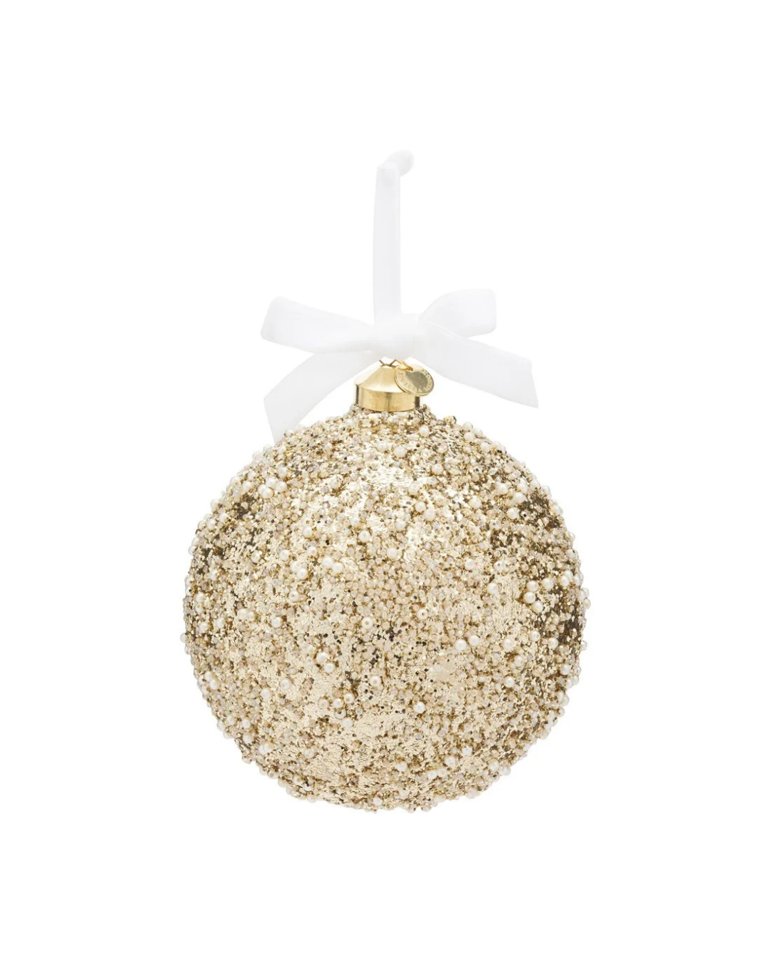 Weihnachtsbaumkugel "Sparkle Shine Ornament" von Riviera Maison vor weißen Hintergrund. Das Ornament ist eine goldene glitzernde Kugel mit einer weißen Schleife zum aufhängen.