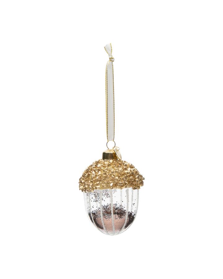 Weihnachtsbaumschmuck „Sparkling Acorn Ornament“ von Rivièra Maison vor weißem Hintergrund. Das Ornament ist wie eine Eichel gestaltet mit glitzerndem goldfarbenem Deckel und transparentem Glas.