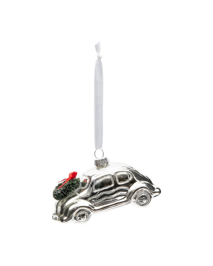 Silberner Oldtimer-Weihnachtsschmuck Driving Home... Car Ornament von Rivièra Maison vor weißem Hintergrund.
