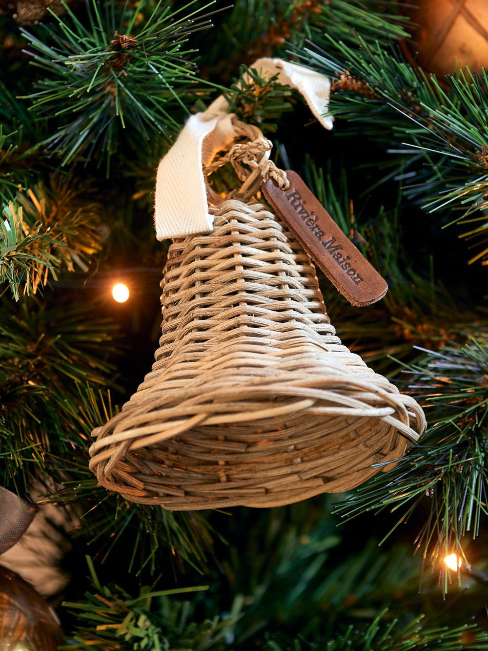 Weihnachtsbaumschmuck Glocken Ornament aus Rattan von Rivièra Maison.