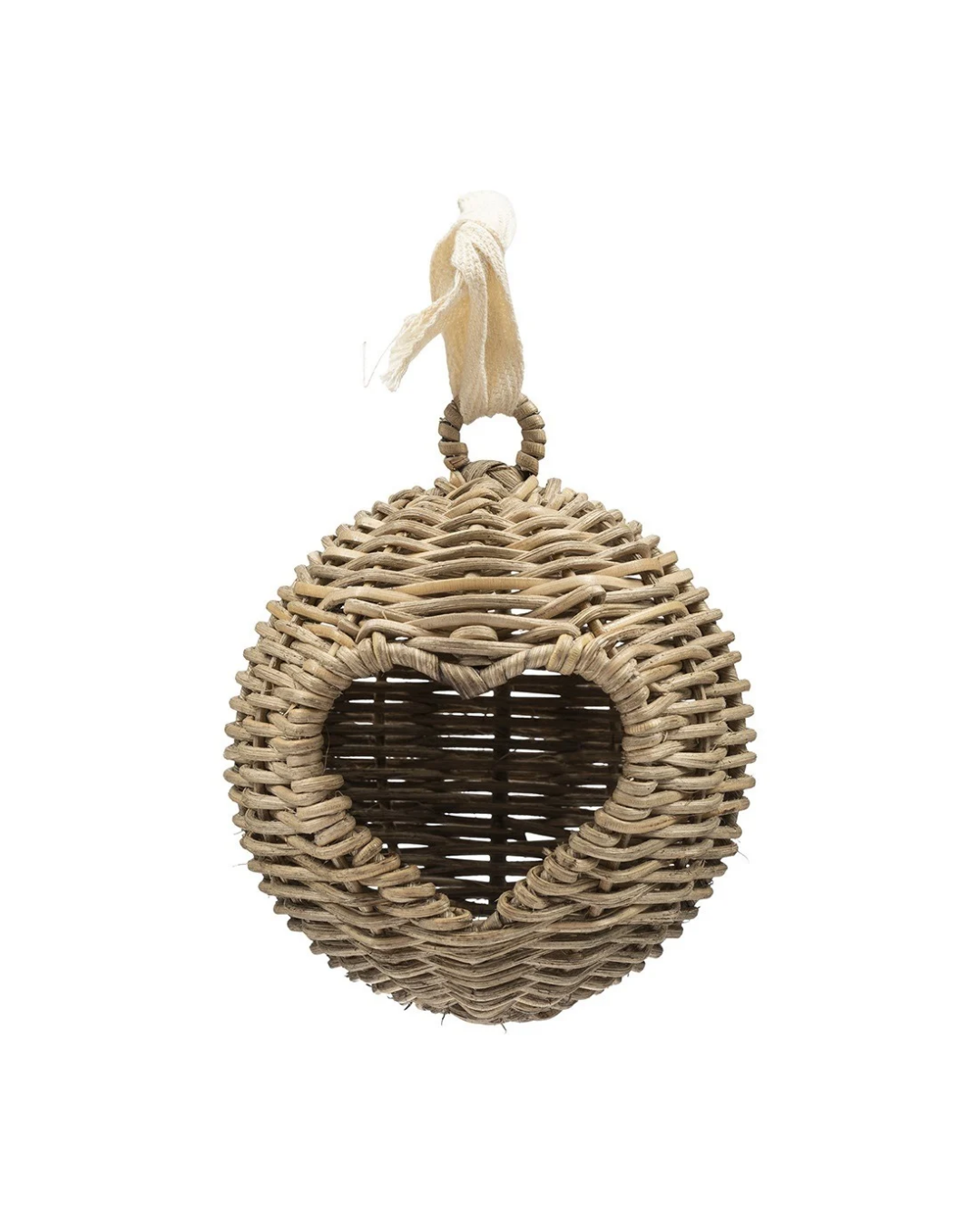 Weihnachtsbaumschmuck "Rustic Rattan Love Bauble Ornament" von Riviera Maison vor weißen Hintergrund. Das Ornament besteht aus Rattan und ist eine Kugel mit einem Loch in der Form eines Herzens an der Seite.