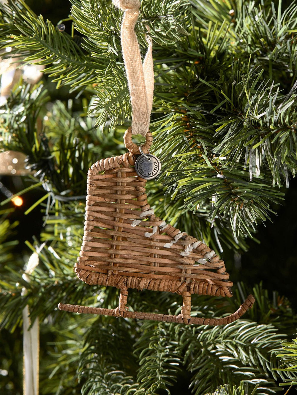 Weihnachtsbaumschmuck Schlittschuh Ornament aus Rattan von Rivièra Maison.