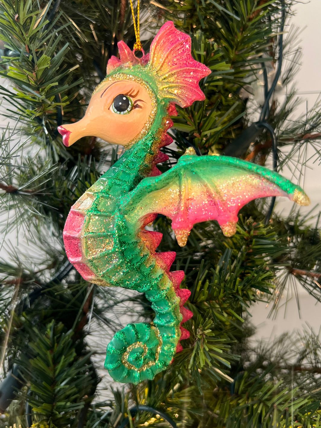 Ausgefallenes Seepferdchen mit Flügeln in Drachen Kostüm als Weihnachtsbaumschmuck von Goodwill.