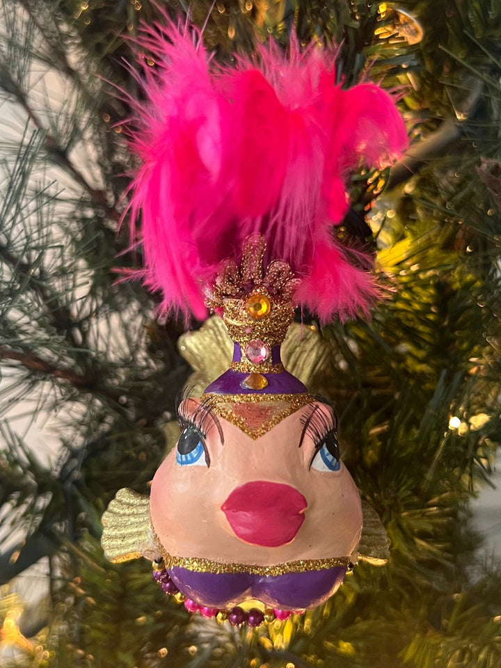 Weihnachtsbaumschmuck Fisch in lila Showgirl Outfit von Goodwill.