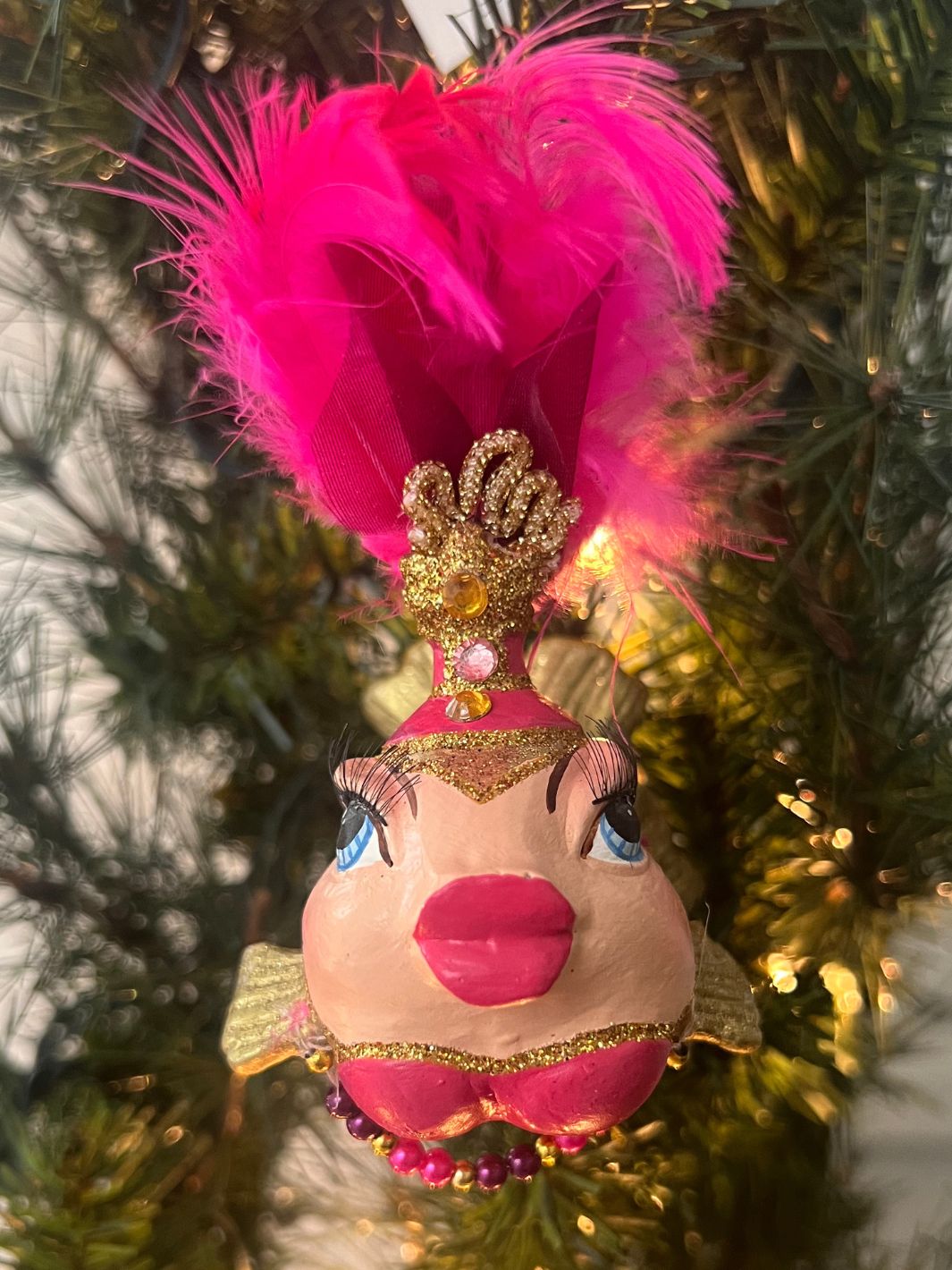 Weihnachtsbaumschmuck Fisch in pinkem Showgirl Outfit von Goodwill.