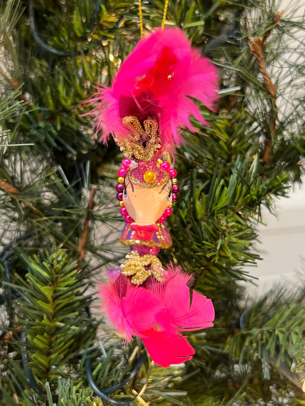 Shrimp in lila Showgirl Kostüm für als Weihnachtsbaumschmuck von Goodwill.