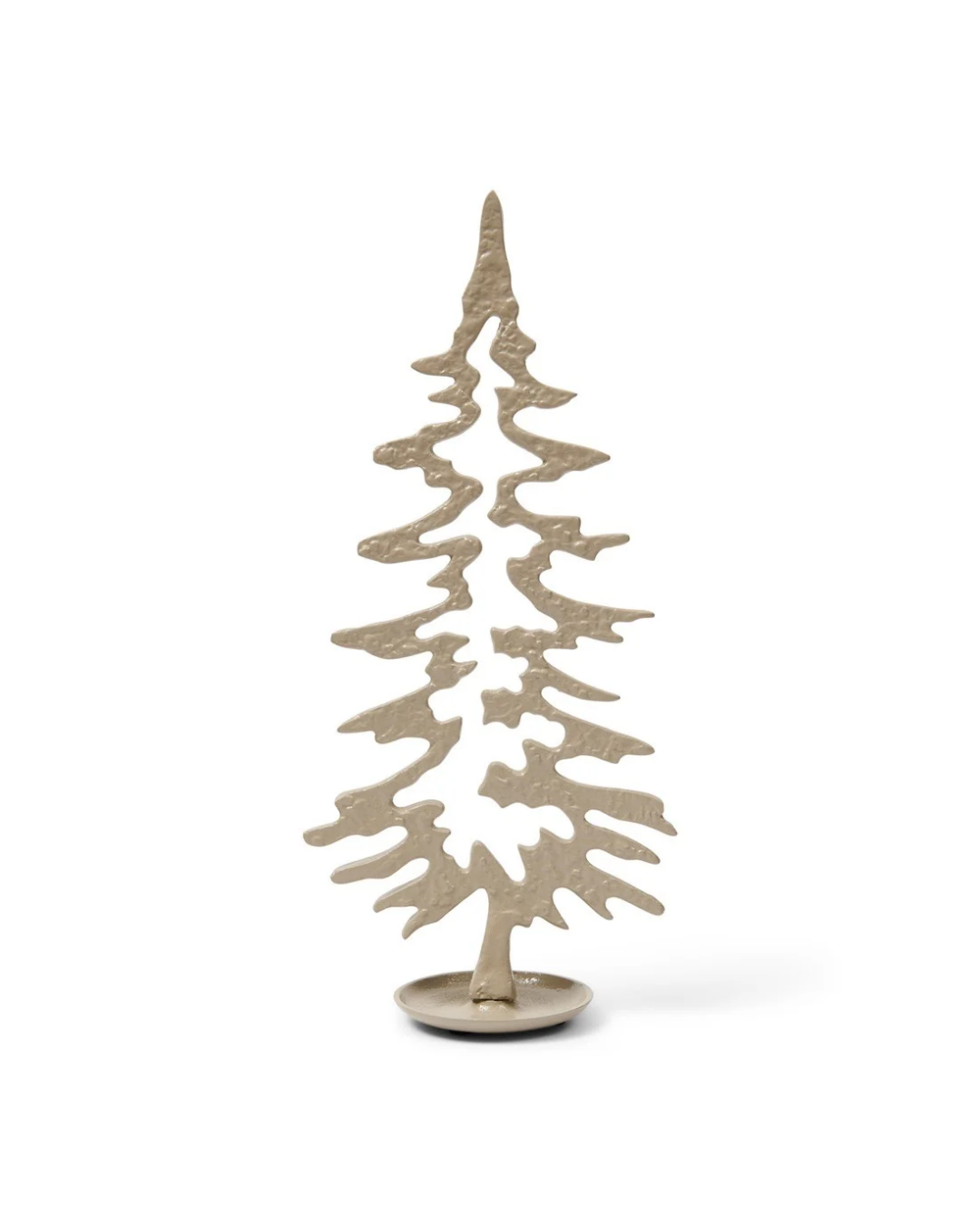 Weihnachtsdeko "Festive Christmas Tree Statue" Größe L von Riviera Maison vor weißen Hintergrund. Die Statue ist beige und stellt einen Tannenbaum da. 