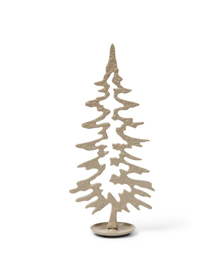 Weihnachtsdeko "Festive Christmas Tree Statue" Größe L von Riviera Maison vor weißen Hintergrund. Die Statue ist beige und stellt einen Tannenbaum da. 