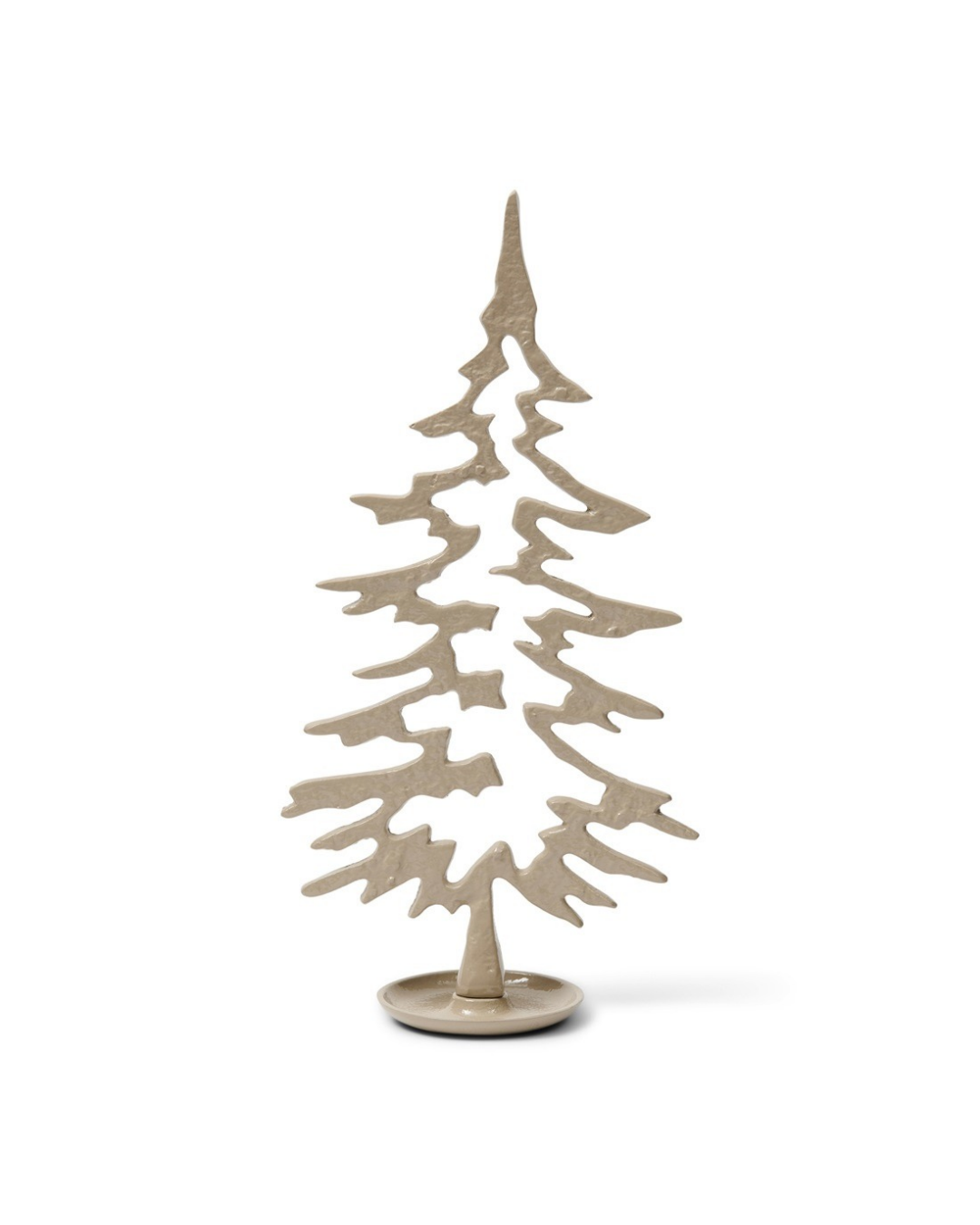 Weihnachtsdeko "Festive Christmas Tree Statue" M von Riviera Maison vor weißen Hintergrund. Die Statue ist beige und stellt einen Tannenbaum da.