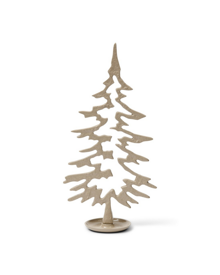 Weihnachtsdeko "Festive Christmas Tree Statue" M von Riviera Maison vor weißen Hintergrund. Die Statue ist beige und stellt einen Tannenbaum da.