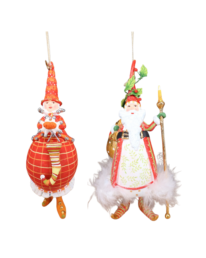 Zwei Krinkles-Figuren von Patience Brewster: Mrs. Santa in rotem Kleid und Mr. Santa mit goldenem Stab, beide im festlichen Design.