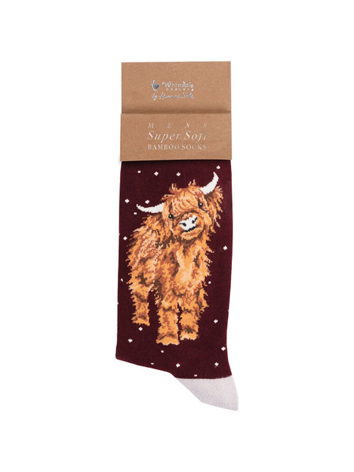 Weinrote weihnachtliche Männersocken mit Highland Kuh-Motiv von Wrendale Designs