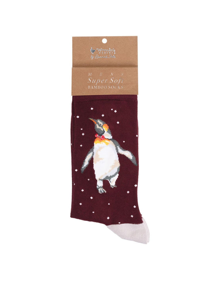 Weinrote weihnachtliche Männersocken mit Pinguin-Motiv von Wrendale Designs.