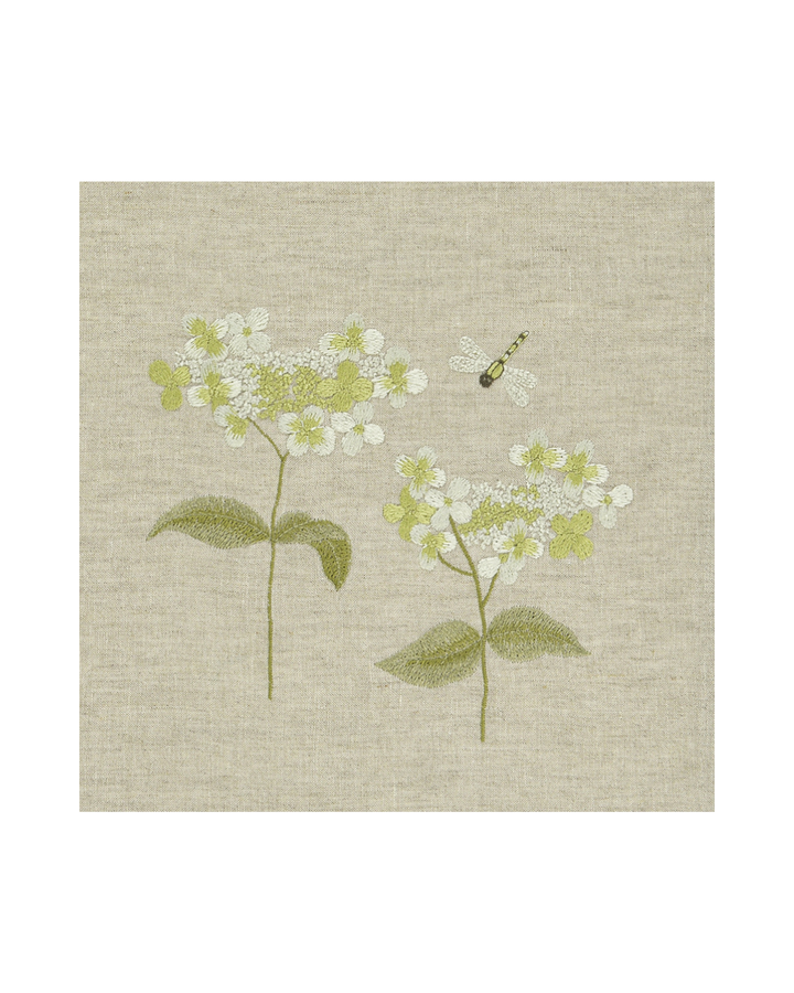 Beigefarbener Leinen-Kissenbezug „Damsel“ von Sander mit weißer Hortensien-Stickerei und feiner Libelle.