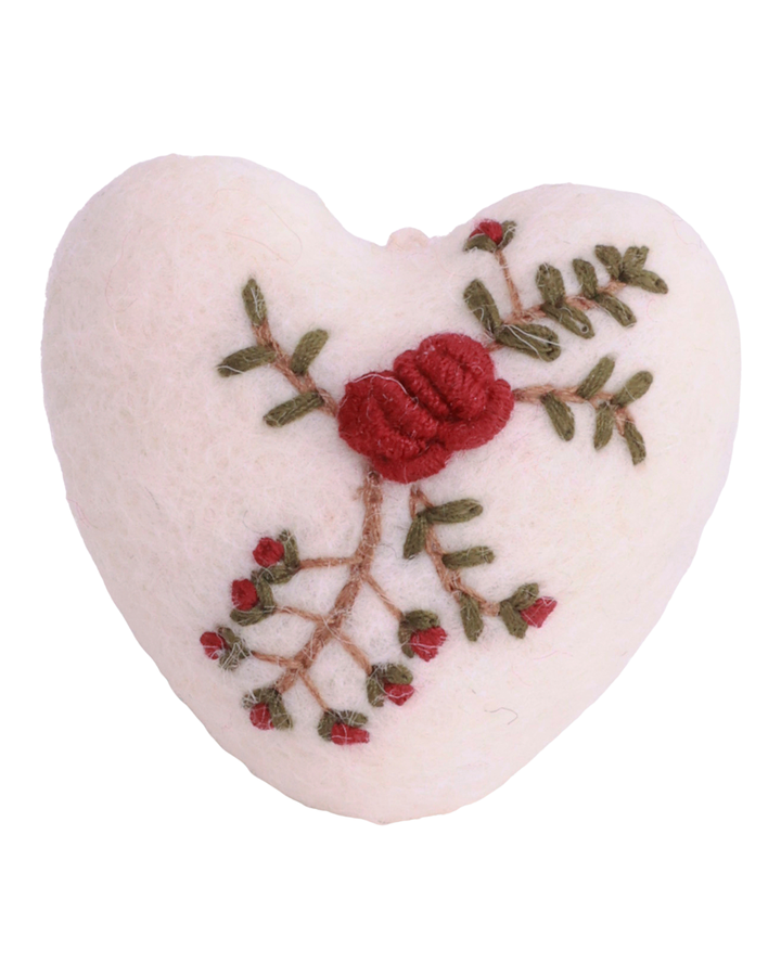 weißes Weihnachtsherz aus Filz mit Zweig-Stick und roten Beeren. Handgefertigt von Gry & Sif.