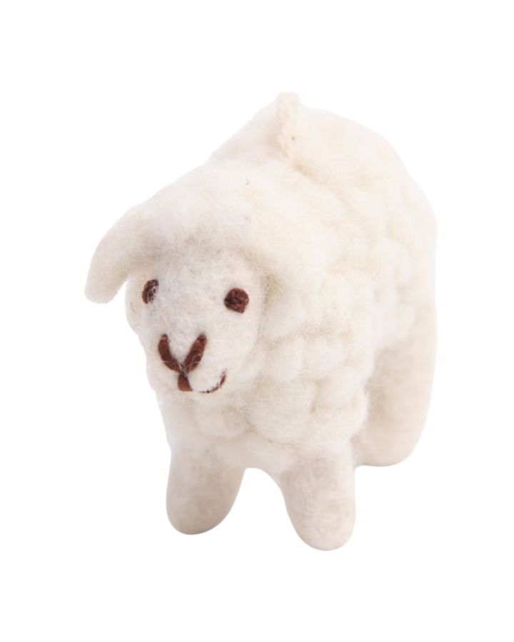 Weißes Schaf als Filzanhänger von Gry & Sif mit weicher Filzstruktur und dezenten braunen Stickdetails.