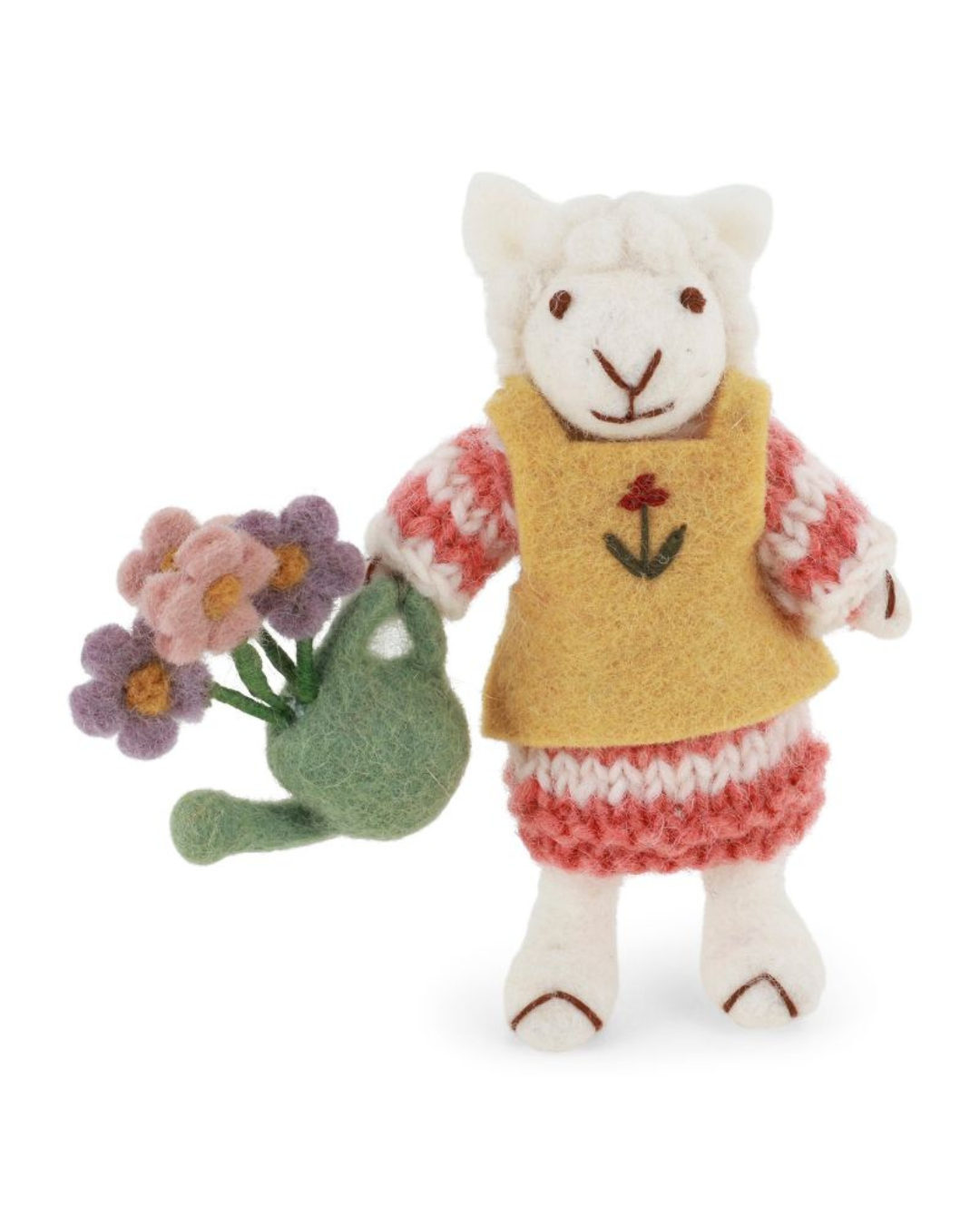 Weißes Schaf als Filzanhänger von Gry & Sif mit gelber Schürze, rotem Rock und grüner Gießkanne mit Blumen vor weißem Hintergrund.