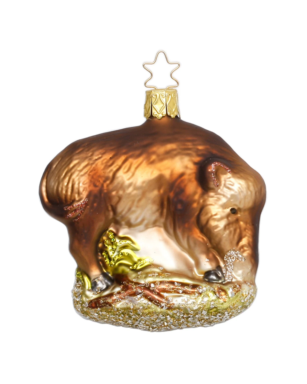 Detailreicher handgefertigter WIldschweinanhänger von Inge Glas. Ein braunes Wildschwein steht auf bewachsenem Waldboden und wühlt im grün-silbrig schimmernden Untergrund nach Futter.