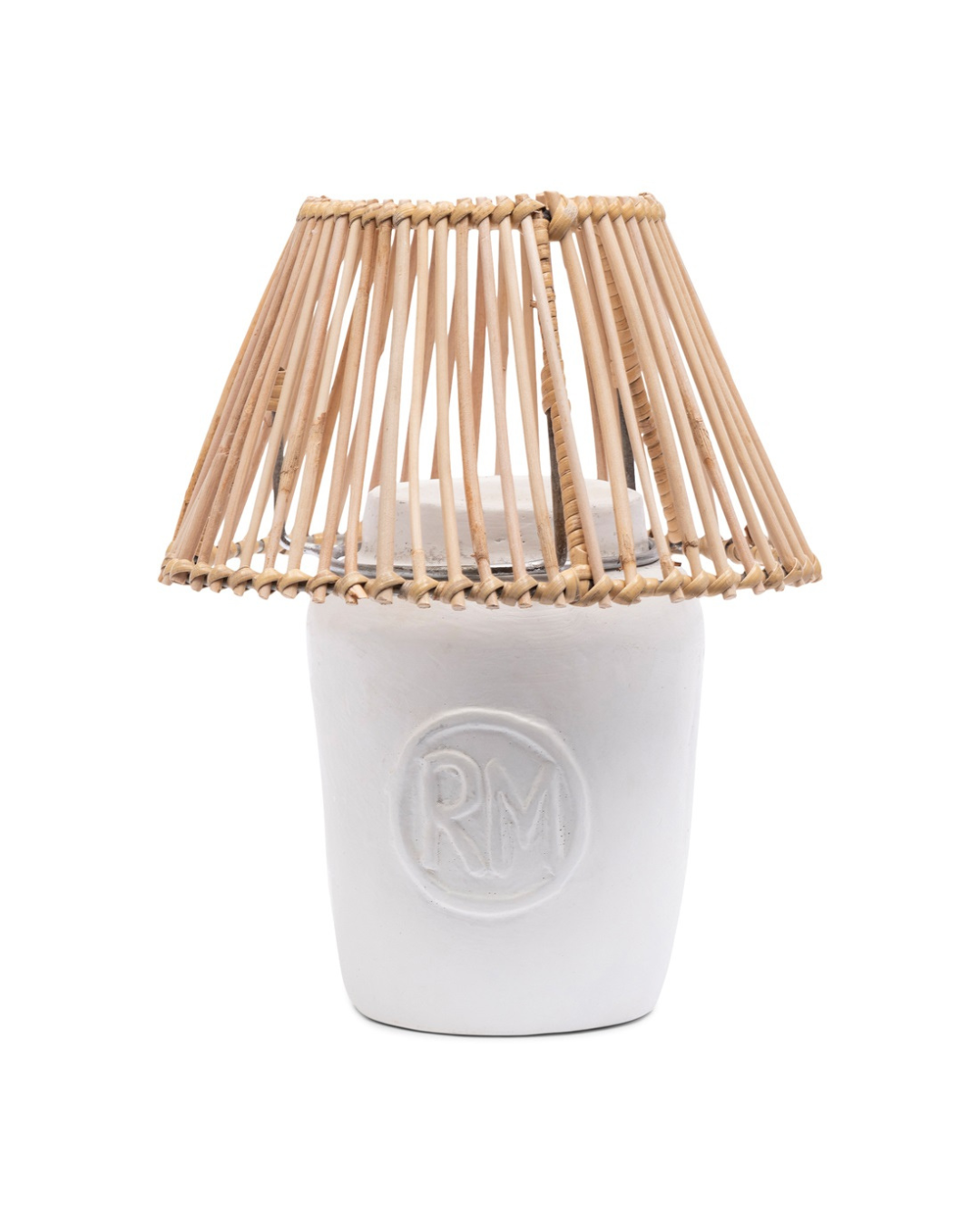 Windlicht „RM Clay Candle Holder“ von Rivièra Maison aus weißer Keramik mit geflochtenem Schirm, freigestellt vor weißem Hintergrund.