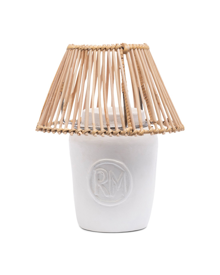 Windlicht „RM Clay Candle Holder“ von Rivièra Maison aus weißer Keramik mit geflochtenem Schirm, freigestellt vor weißem Hintergrund.