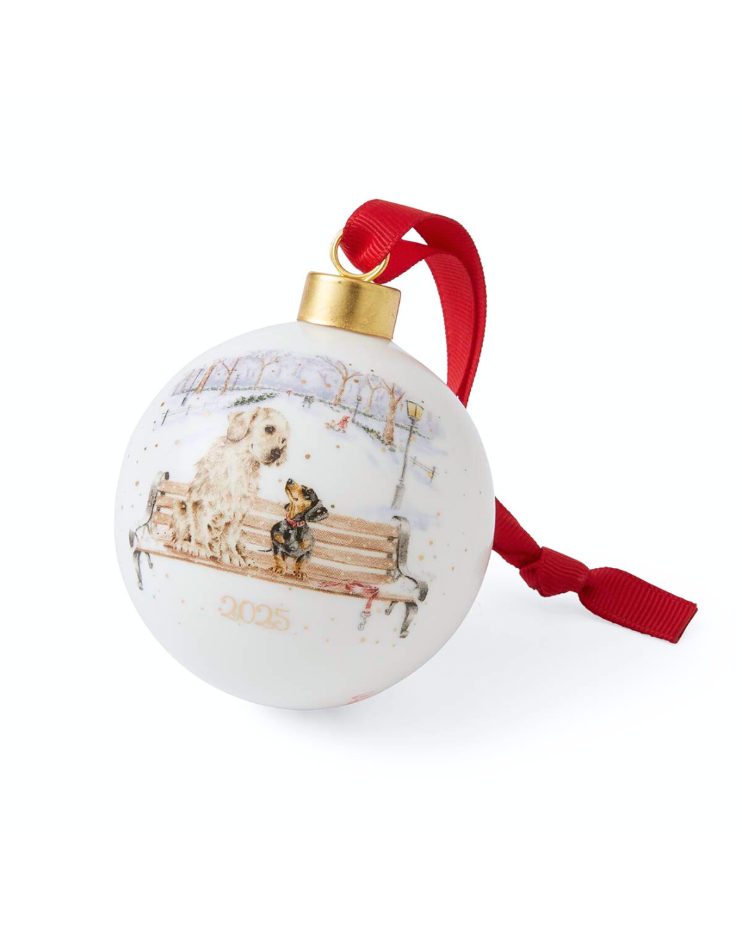 Limitierte Hunde Weihnachtskugel 2025 Winter Walks von Wrendale Designs mit goldenem Akzent und rotem Satinband vor weißem Hintergrund.