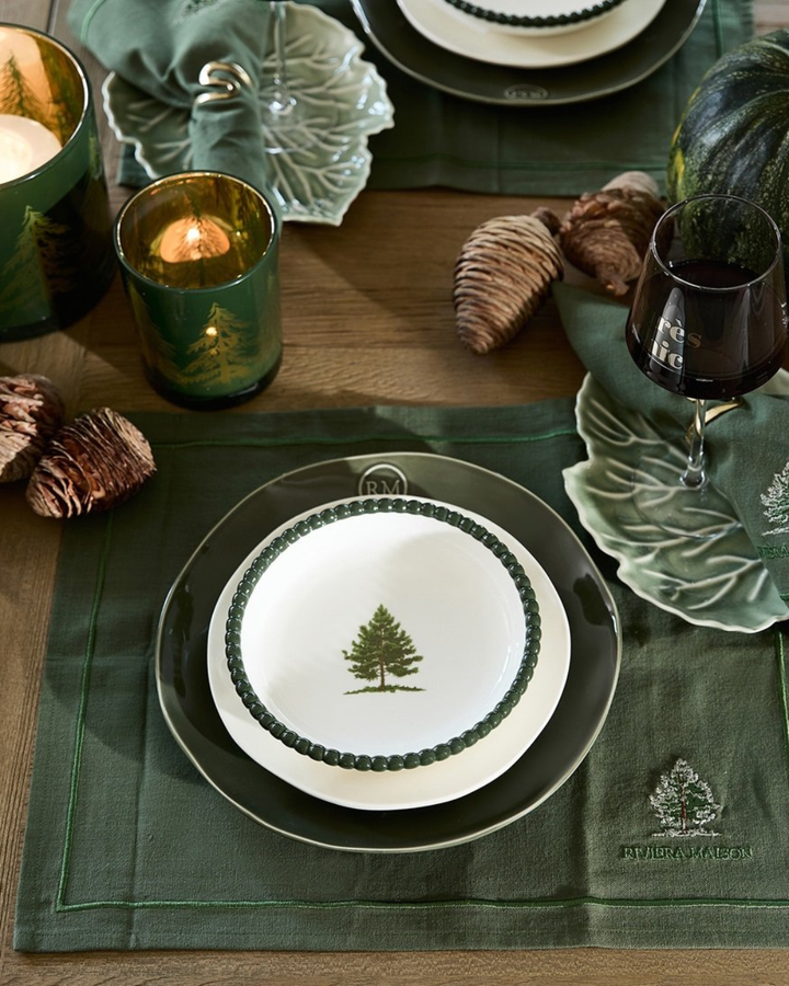 Winterliche Tischdekoration mit Woodlands Tree Bowl von Rivièra Maison auf grünem Geschirr.