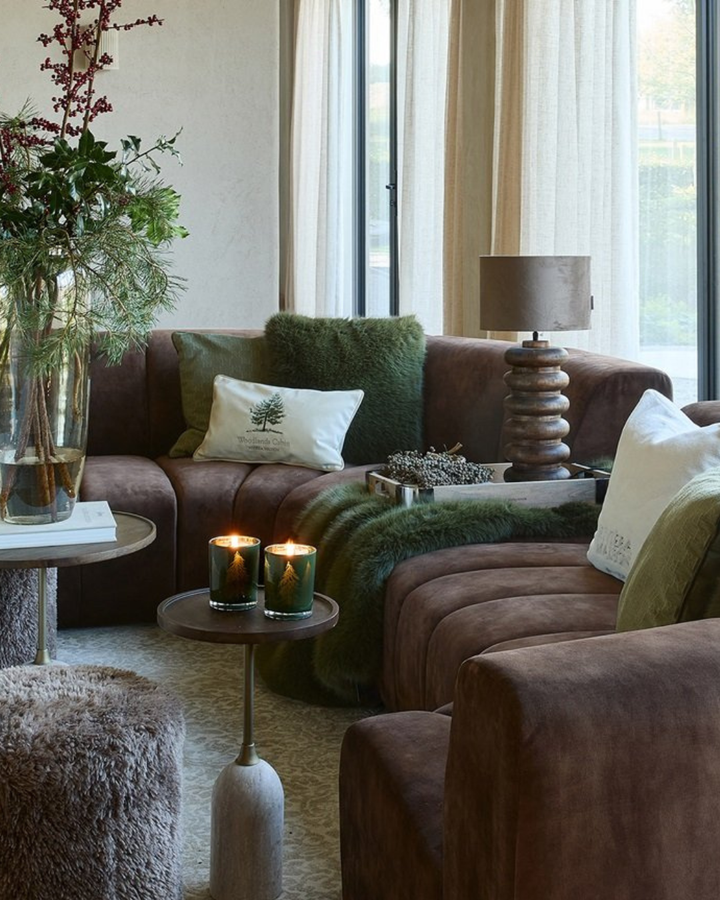 Gemütliche Wohnlandschaft mit Bromont Faux Fur Kissen und Decke von Rivièra Maison