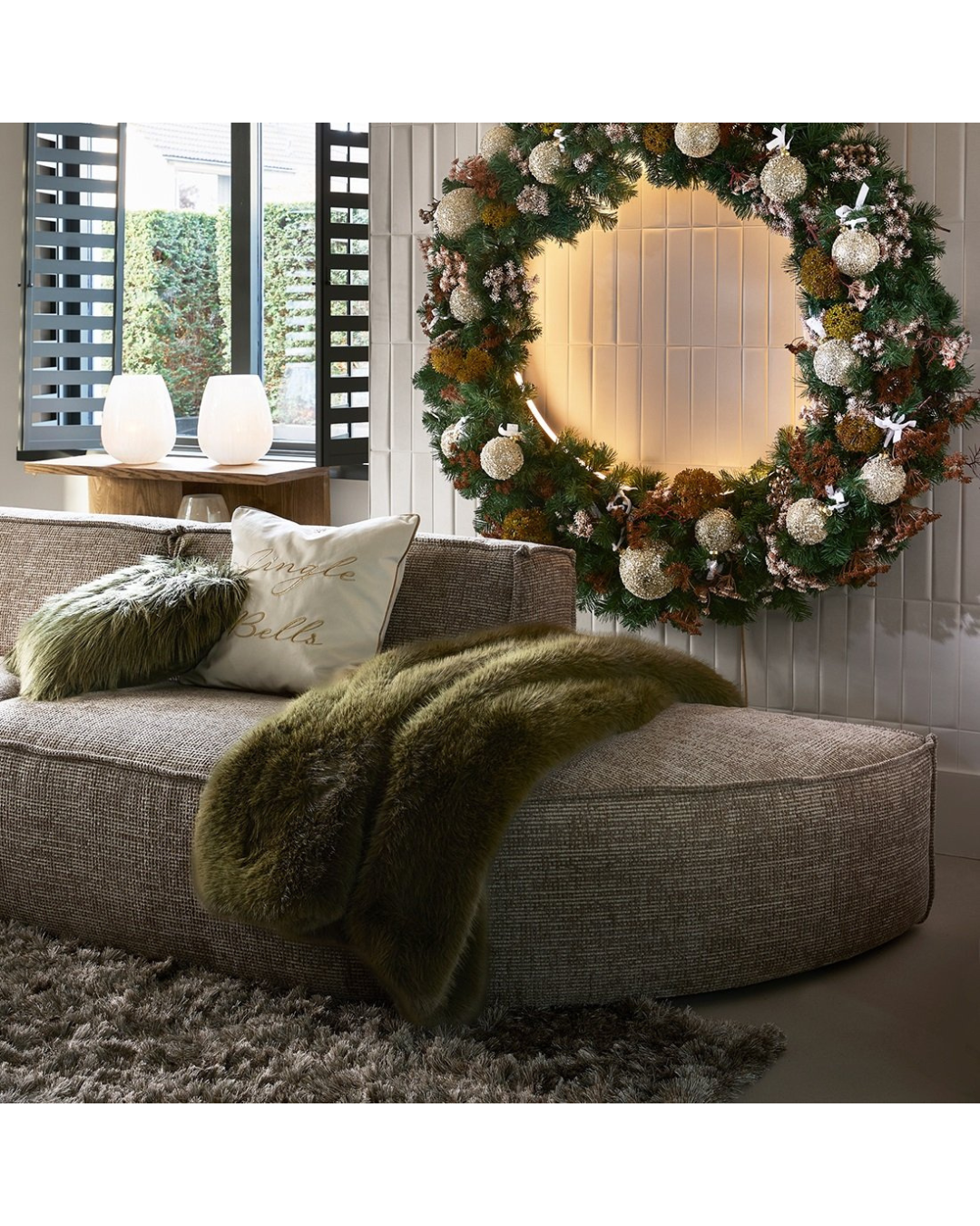 Winterliches Wohnzimmer mit Bromont Faux Fur Throw von Rivièra Maison