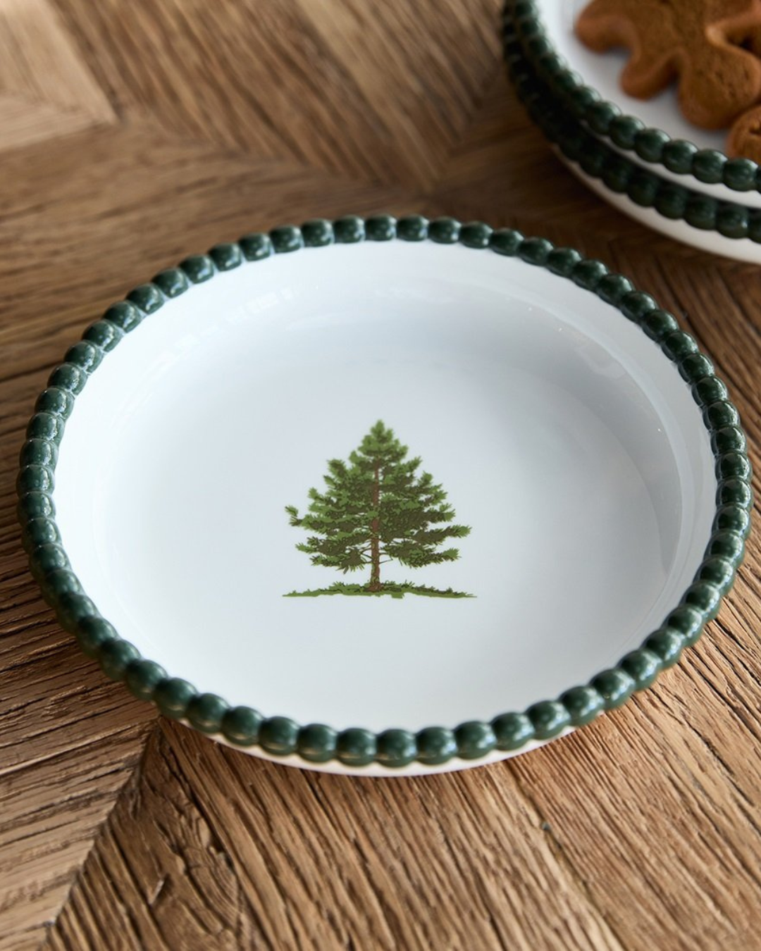 Nahaufnahme der Woodlands Tree Bowl mit dunkelgrünem Rand und Tannenbaum-Motiv.