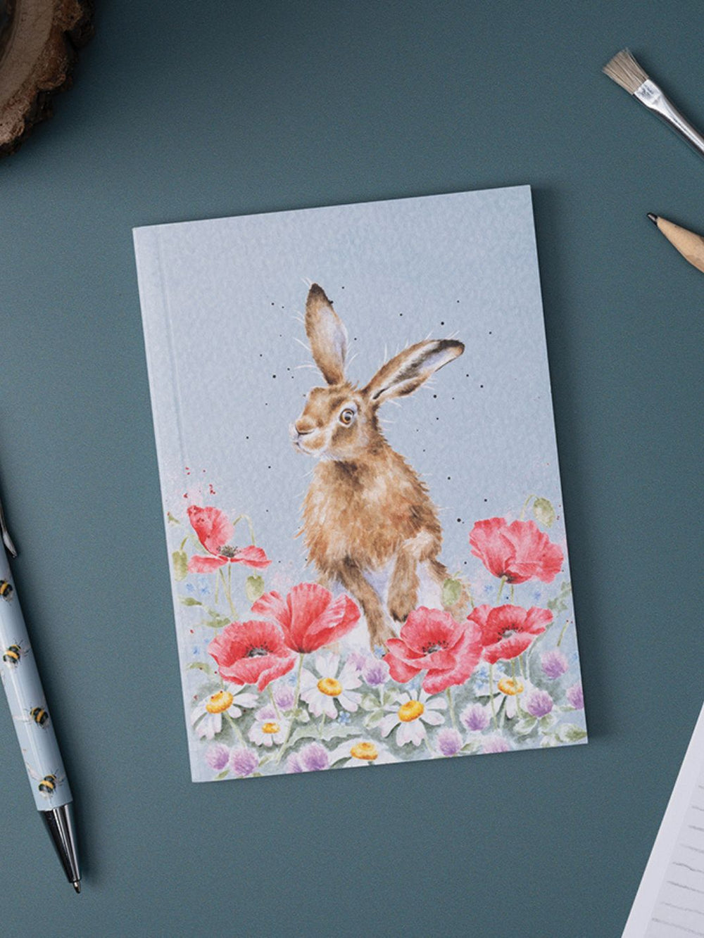 Wrendale Designs Notizbuch mit Hase in einer Blumenwiese