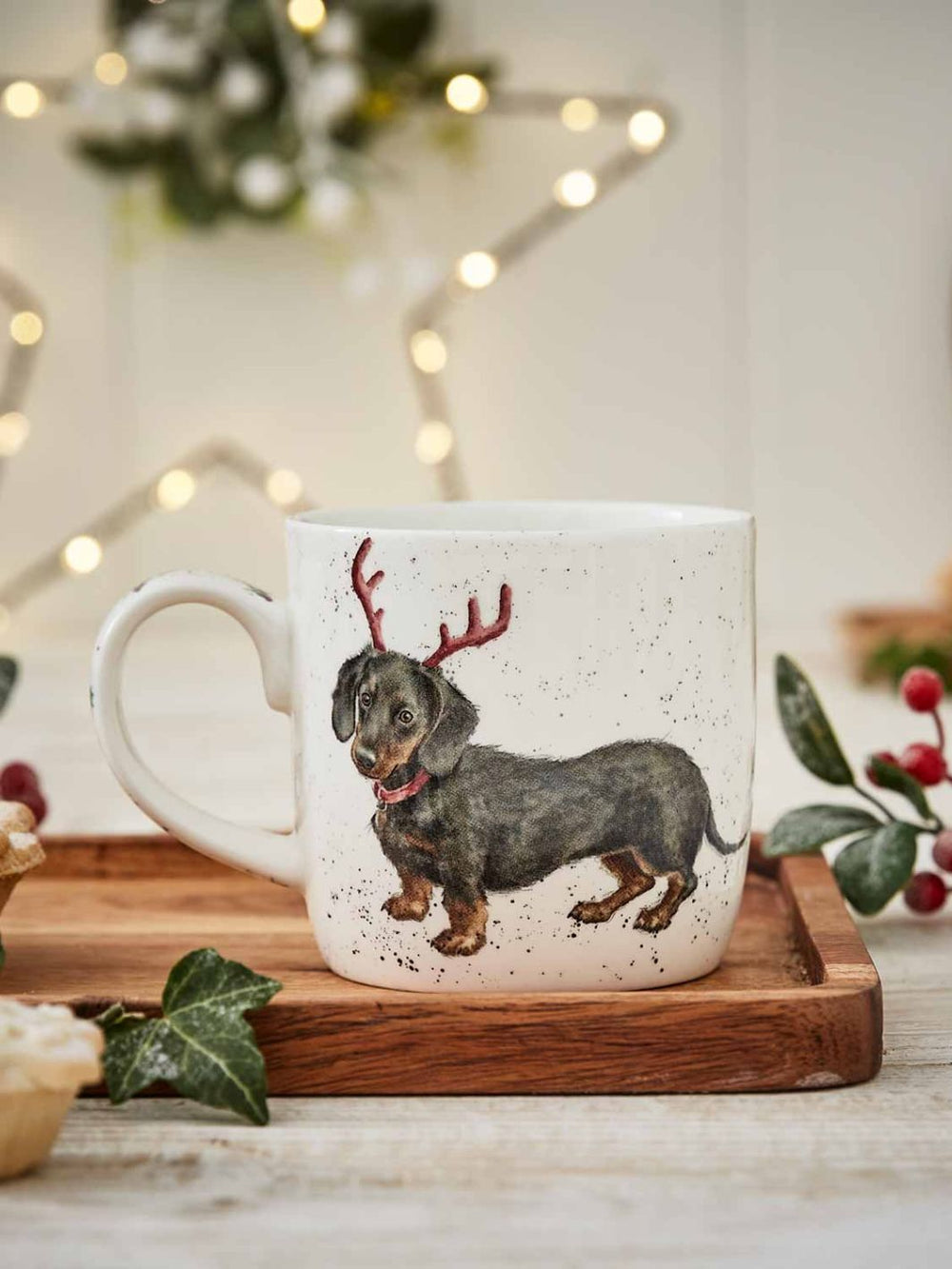 Wrendale Designs Winter Dackel auf einer Tasse.