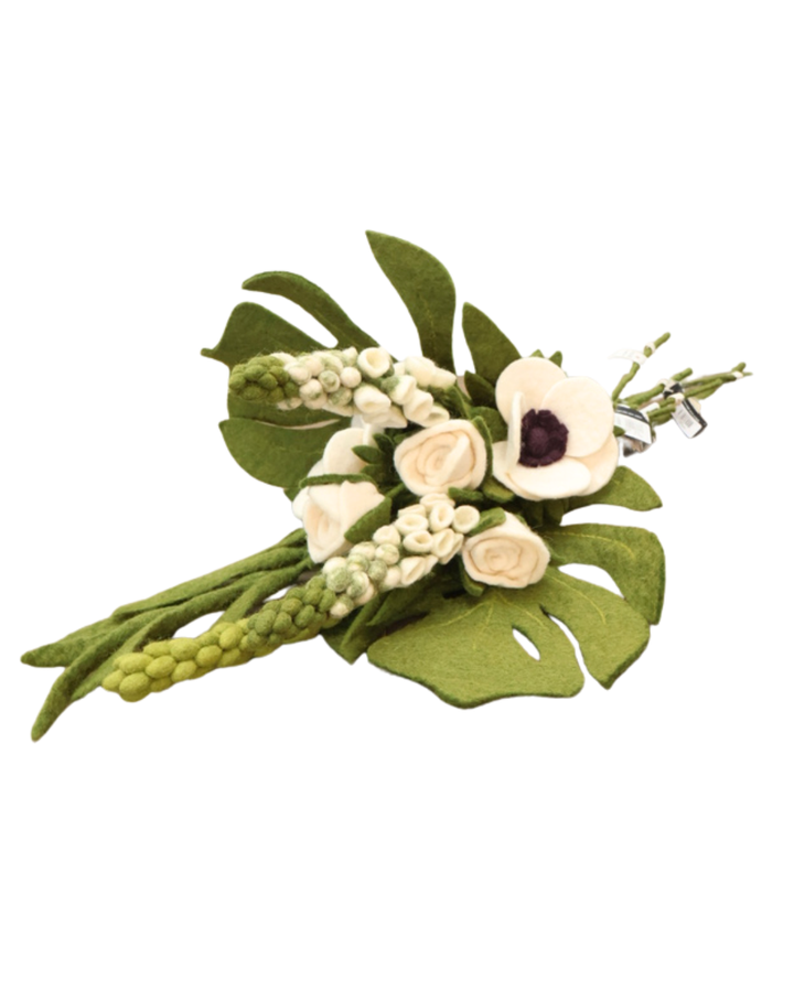 Hochzeits-Blumenstrauß aus Filz mit Fingerhut, Monstera-Blättern, Rosen, Anemonen und Palmblättern in cremigen und zartrosa Tönen, arrangiert auf hellem Hintergrund.