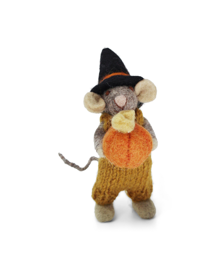 Graue Maus mit spitzem Hexenhut, Kürbis und gelber Kleidung als Anhänger aus Filz – perfekte Herbst- und Halloween-Deko.