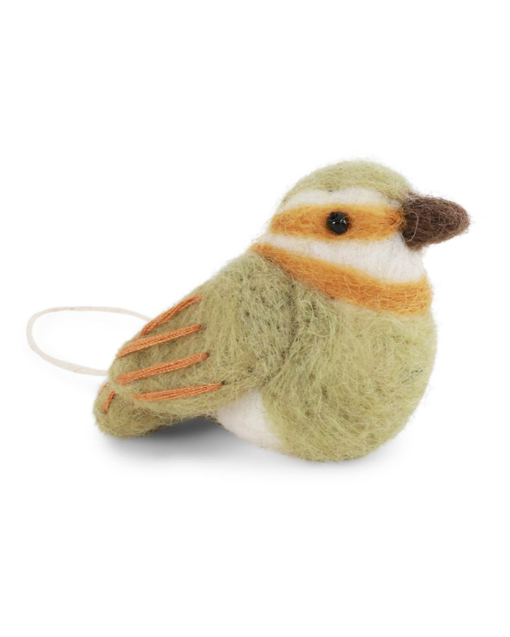 Zeisig Filzanhänger von Gry & Sif in Hellgrün mit orangefarbenen Details und Aufhängung