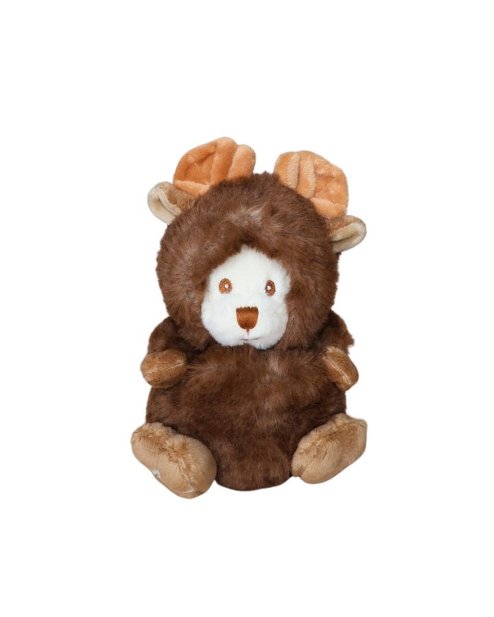 Brauner Ziggy im Elchkostüm von Bukowski Design als Kuscheltier vor weißem Hintergrund