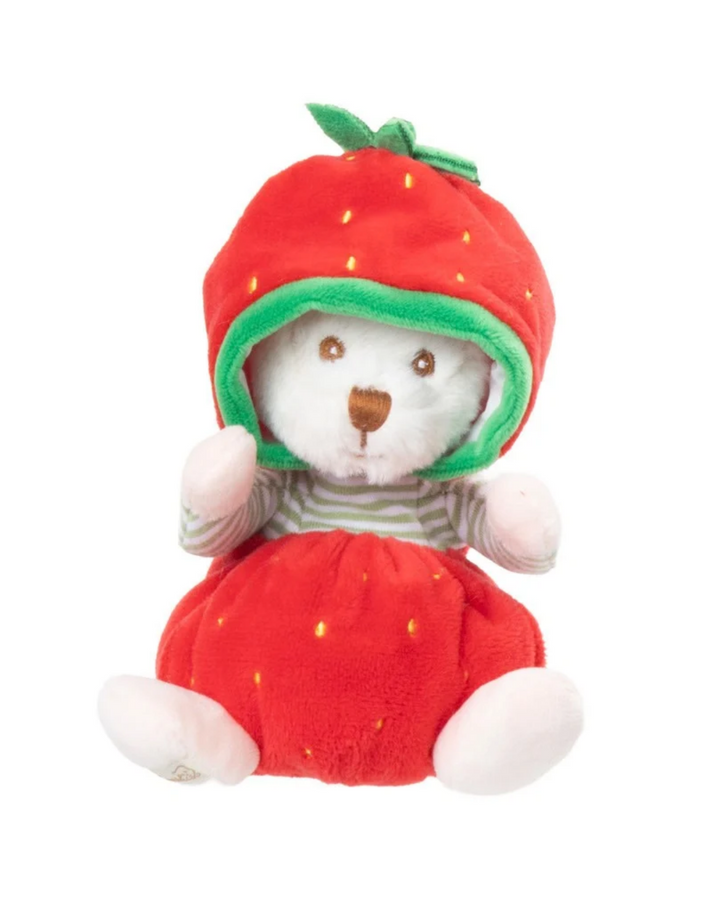 Kuscheltier " Ziggy Erdbeer Teddy" in rot von Bukowski Design Schweden vor weißen Hintergrund. Ziggy hat weiches weißes Fell mit einem süßen Erdbeer Kostüm.